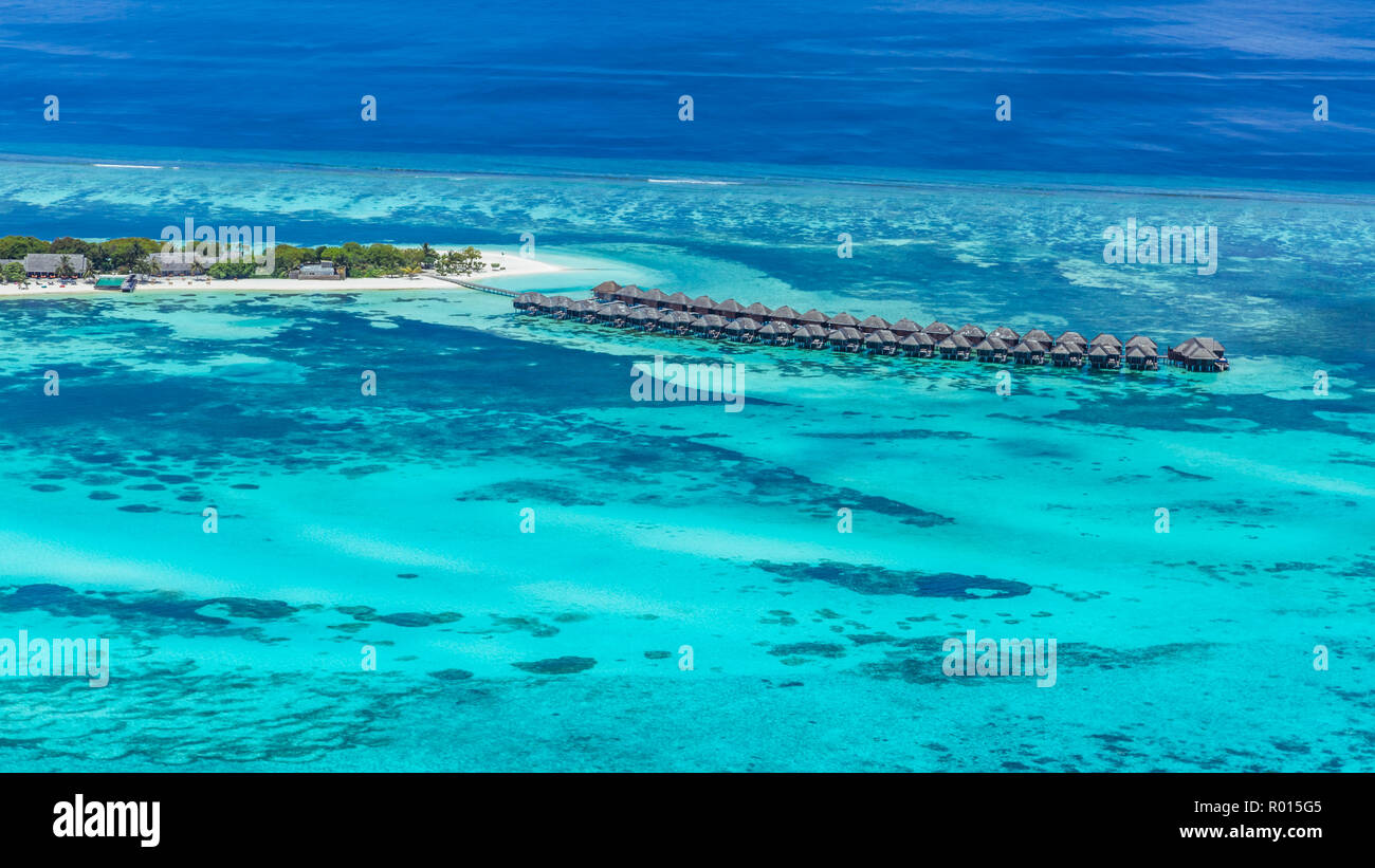 Aerial drone Vogelperspektive Foto von Malediven Insel und das Meer. Schöne türkisblaue und Saphir klares Wasser Strand. Exotischen Urlaub aus dem Wasserflugzeug anzeigen Stockfoto
