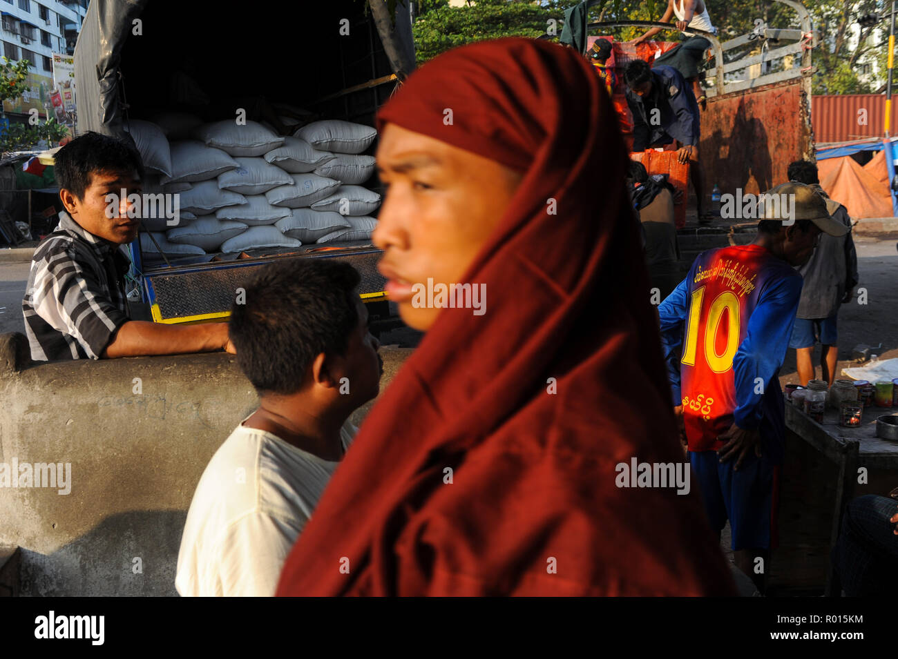 Yangon, Myanmar, Asien, Arbeitnehmer laden ein Lkw mit Reis Beutel Stockfoto