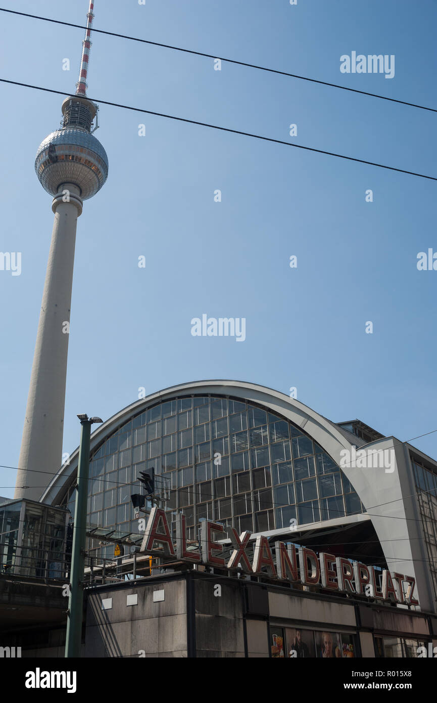 Berlin, Deutschland, Bahnhof Alexanderplatz mit dem Berliner Fernsehturm Stockfoto