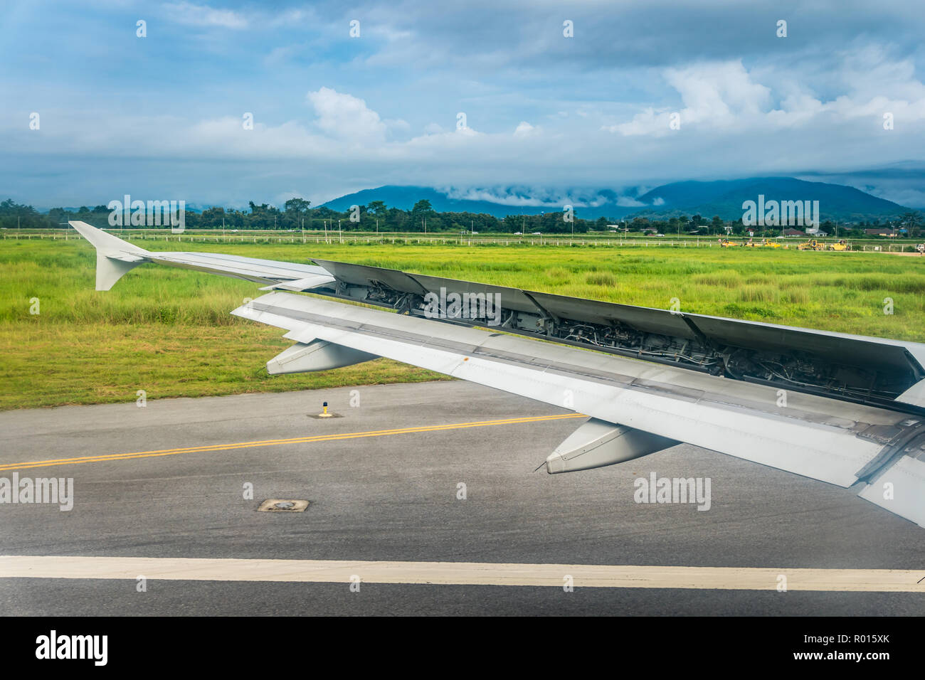 Die Tragfläche des Flugzeugs mit Klappen öffnen, wenn die Landung für Stop auf einem schlechten Wetter Tag. Stockfoto