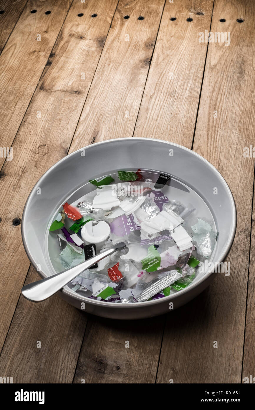 Eine Schüssel mit Suppe aus Kunststoffabfällen. Stockfoto