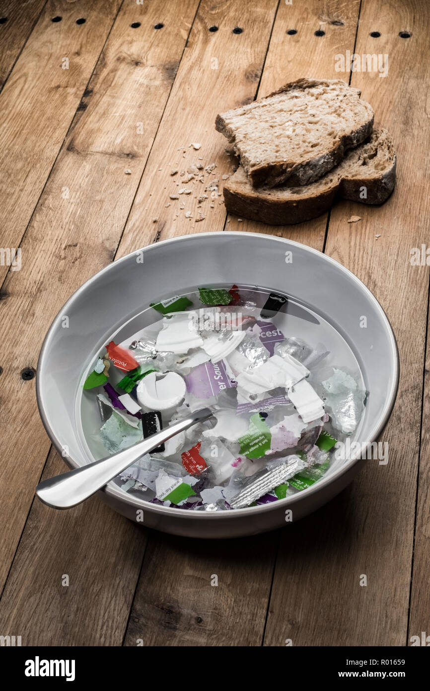 Eine Schüssel mit Suppe aus Kunststoff mit Brot. Stockfoto