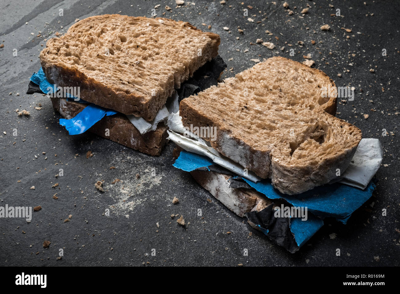 Ein vollkornbrot Sandwich mit Kunststoffabfällen. Stockfoto