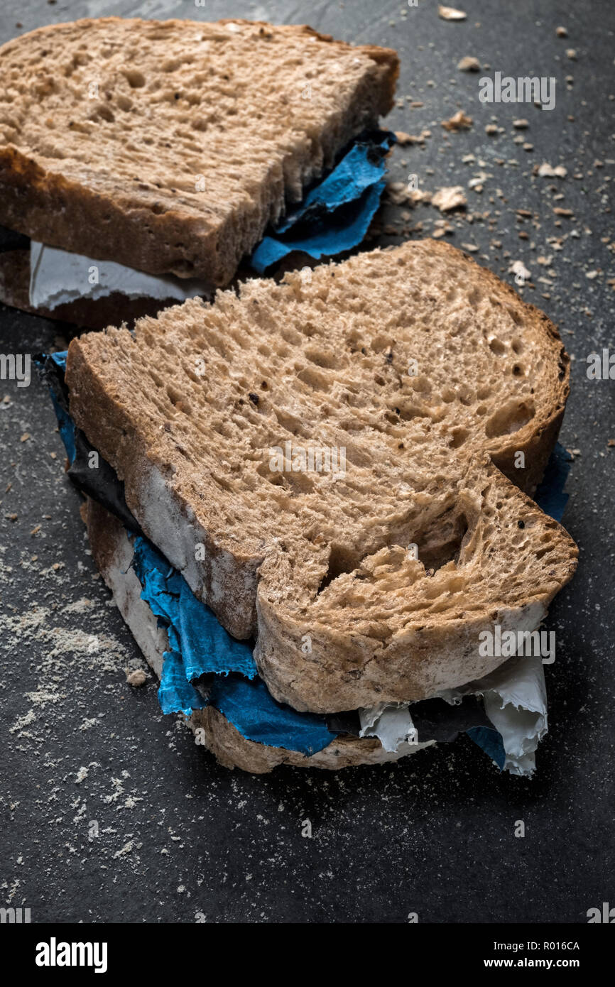Ein vollkornbrot Sandwich mit Kunststoffabfällen. Stockfoto