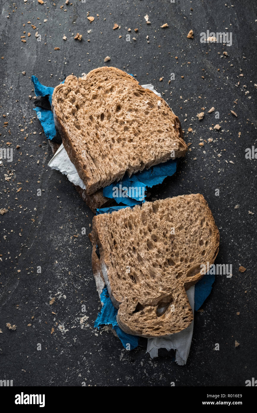 Ein vollkornbrot Sandwich mit Kunststoffabfällen. Stockfoto