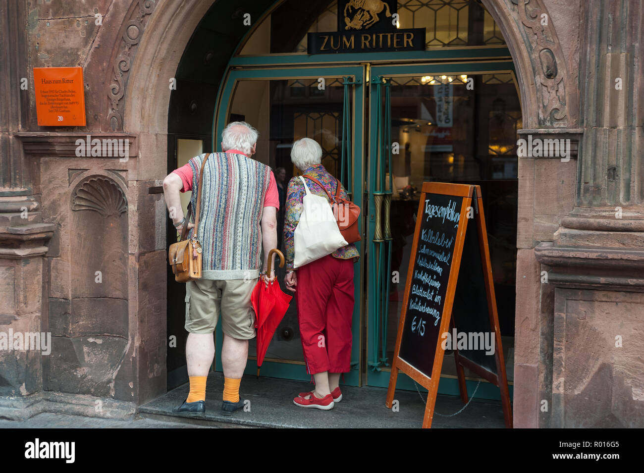 Heidelberg, Deutschland, Touristen Studie Menü im Restaurant Stockfoto