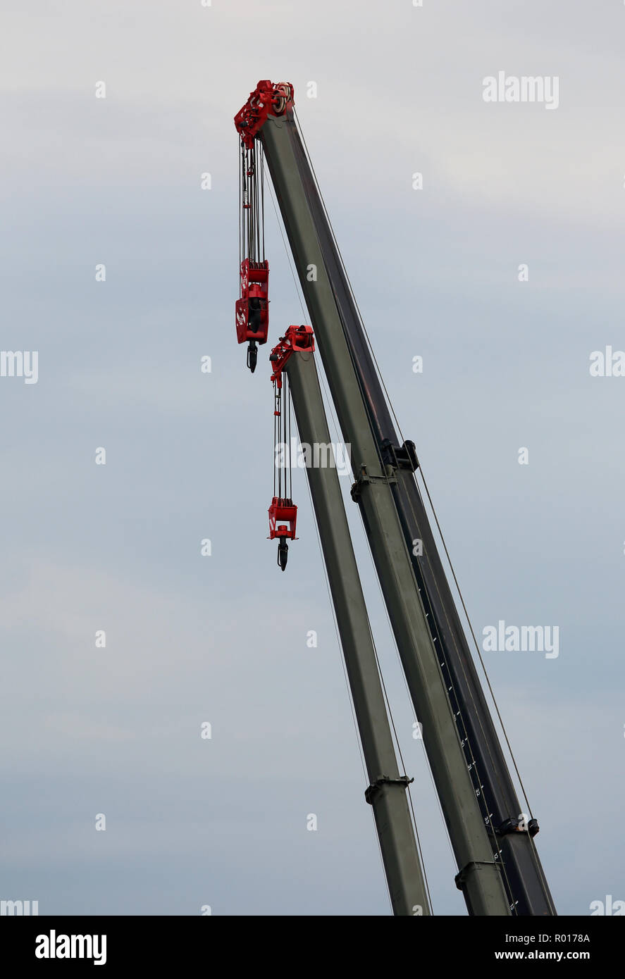 Zwei LKW-Kran Bäume mit einer Winden und Haken für den Fang einer Last Stockfoto