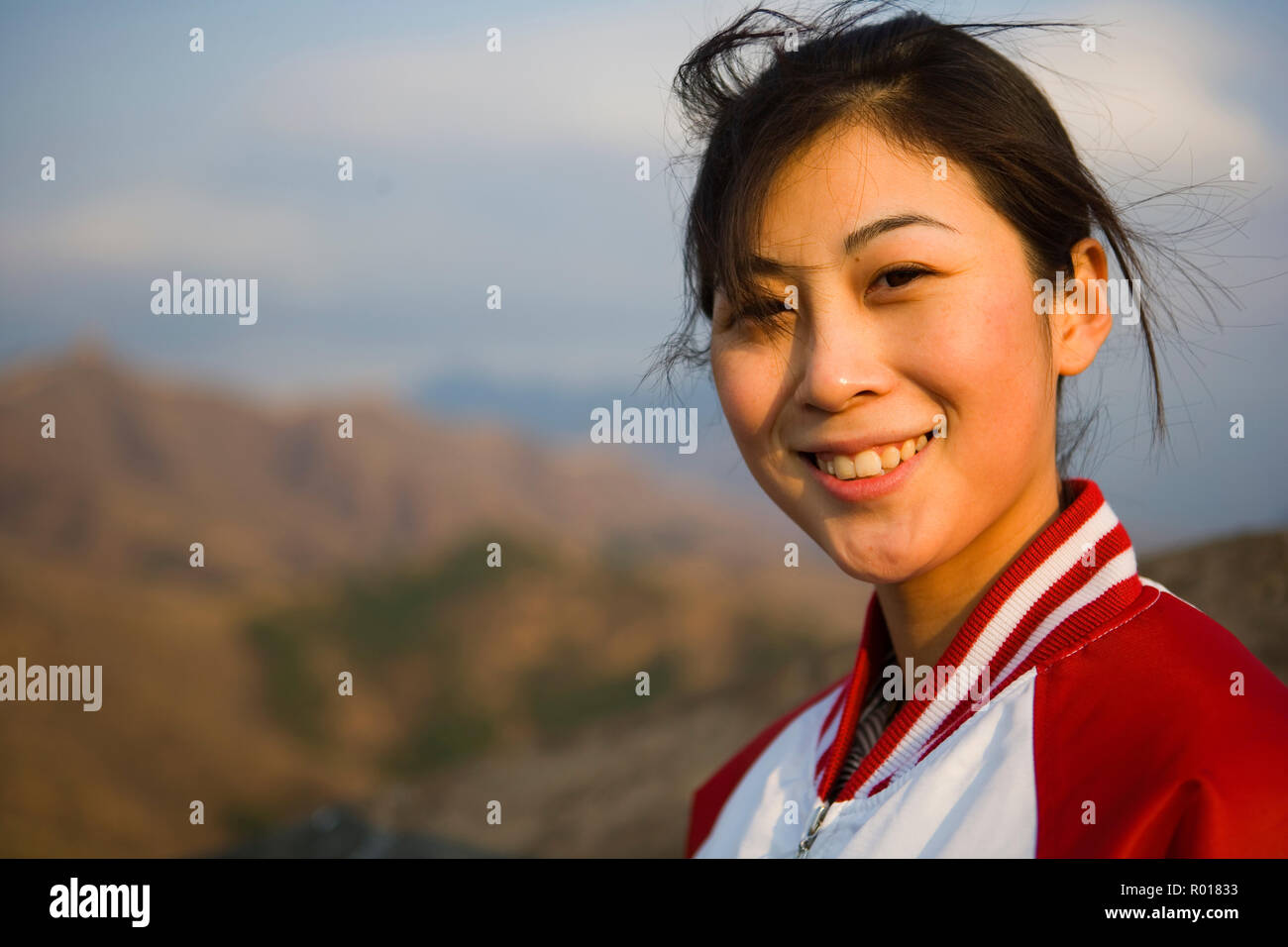 Porträt der jungen chinesischen Frau an der Großen Mauer von China. Stockfoto