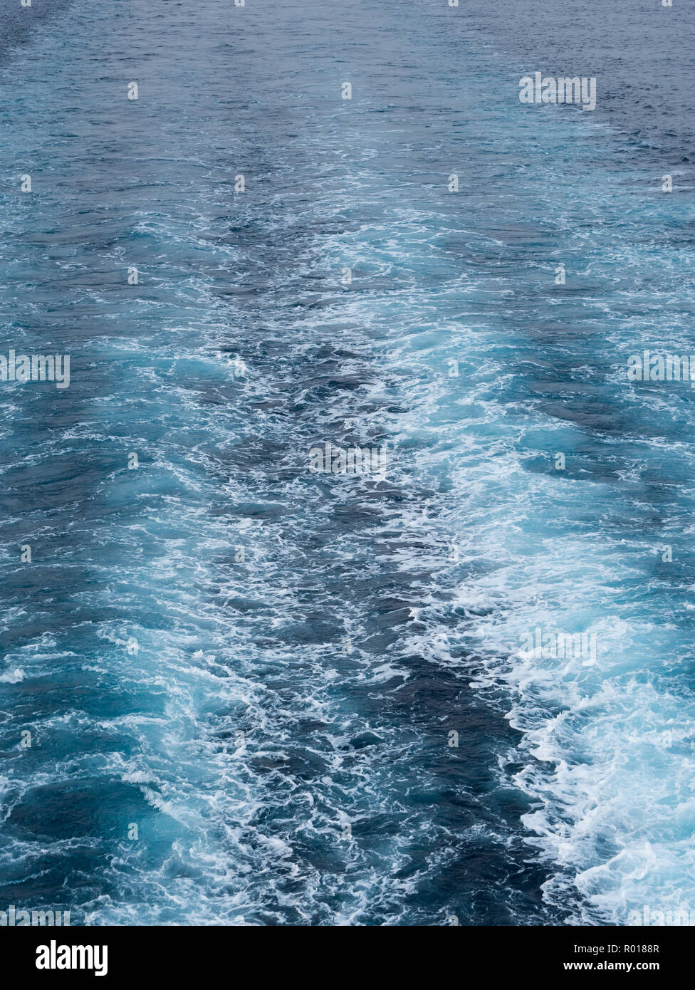 Boot auf ruhigen, blauen Meer Hintergrund trace Stockfoto