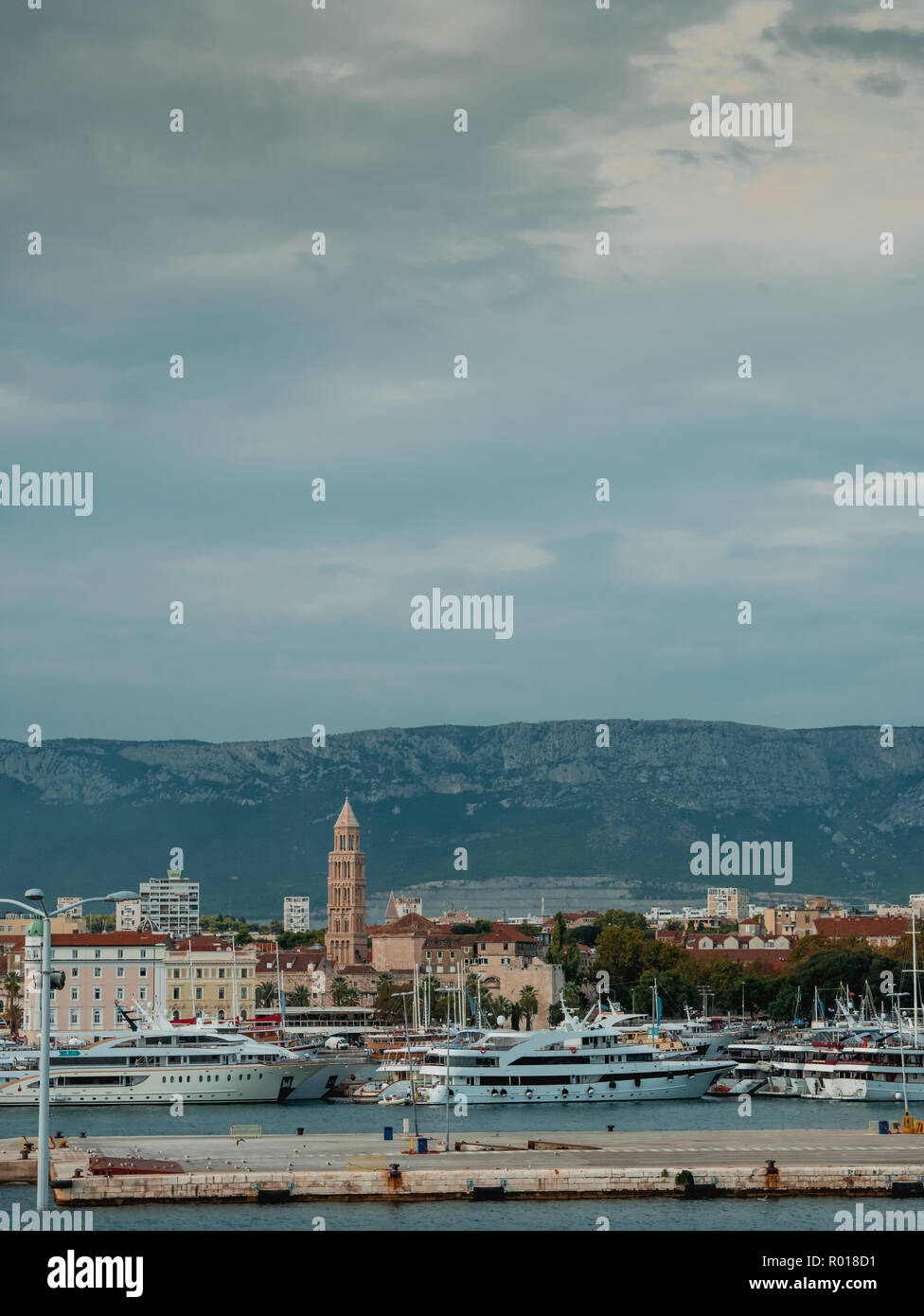 Split Stadt vom Meer auf der bewölkten Tag Stockfoto