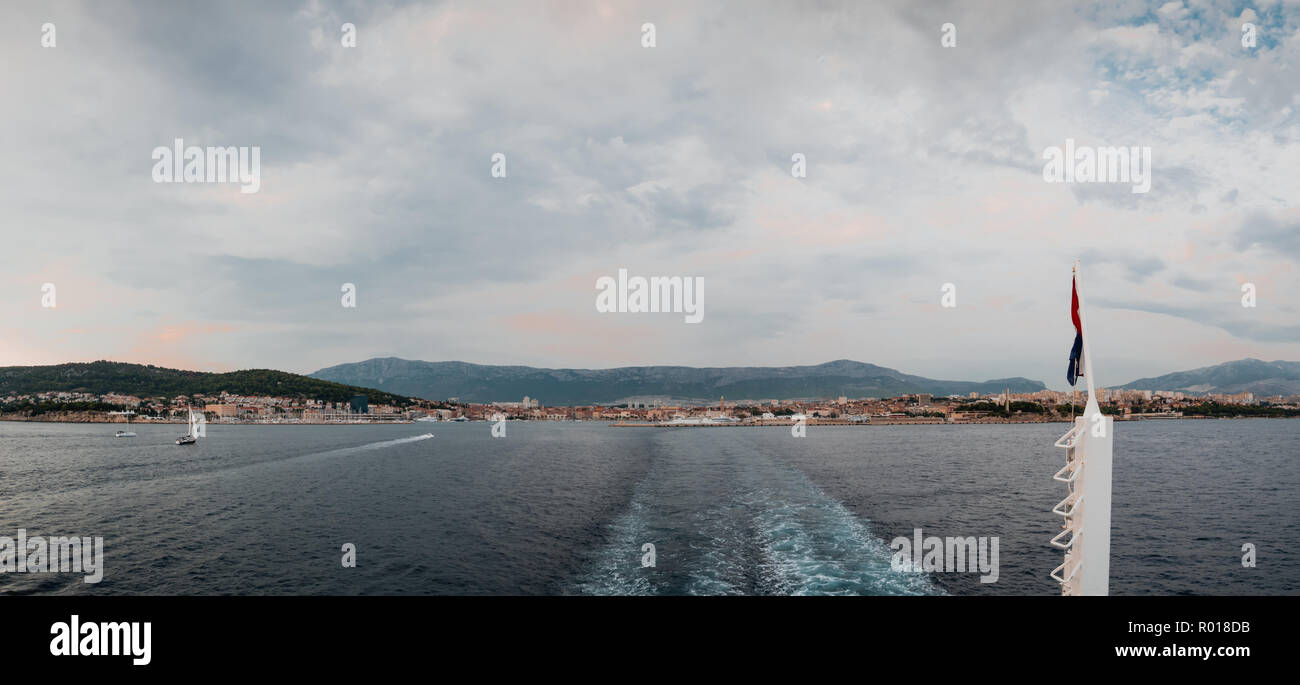 Split City Panorama von der Fähre an bewölkten Tag Stockfoto