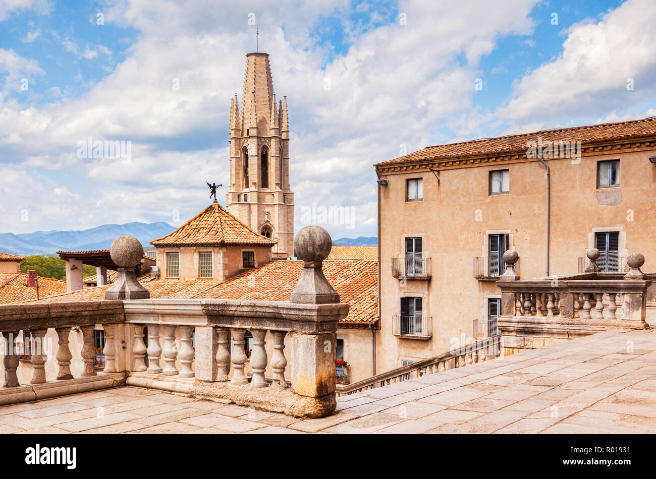 Der Glockenturm von Sant Feliu Stiftskirche, Von der Kathedrale der Heiligen Maria von Girona, Girona, Katalonien, Spanien. Stockfoto