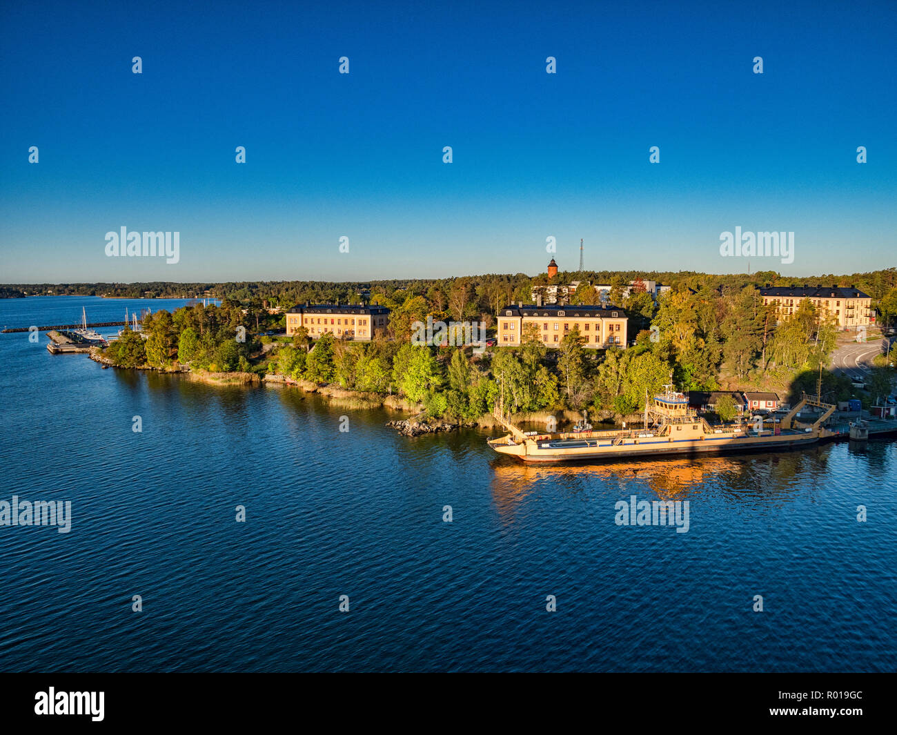 18. September 2018: Stockholm, Schweden - Blick auf einige der Inseln der Stockholmer Schären von einem Kreuzfahrtschiff, wie es segelt in den Hafen bei Sonnenaufgang, Stockfoto