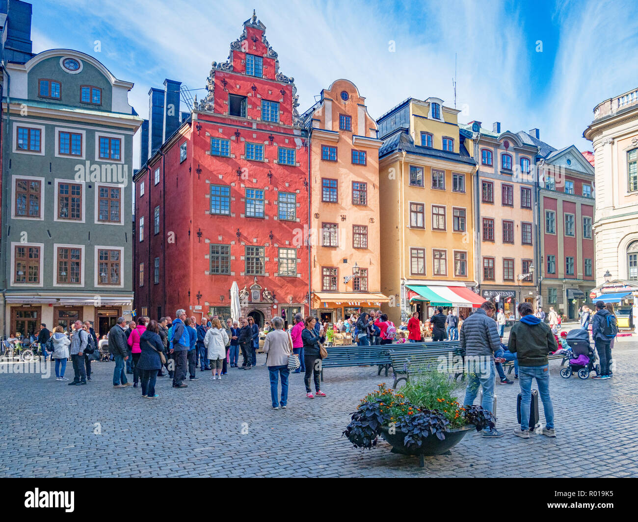18. September 2018: Stockholm, Schweden - Touristen genießen das Ambiente während der Besichtigung von Stortorget, der älteste Platz der Altstadt Gamla Stan. Stockfoto