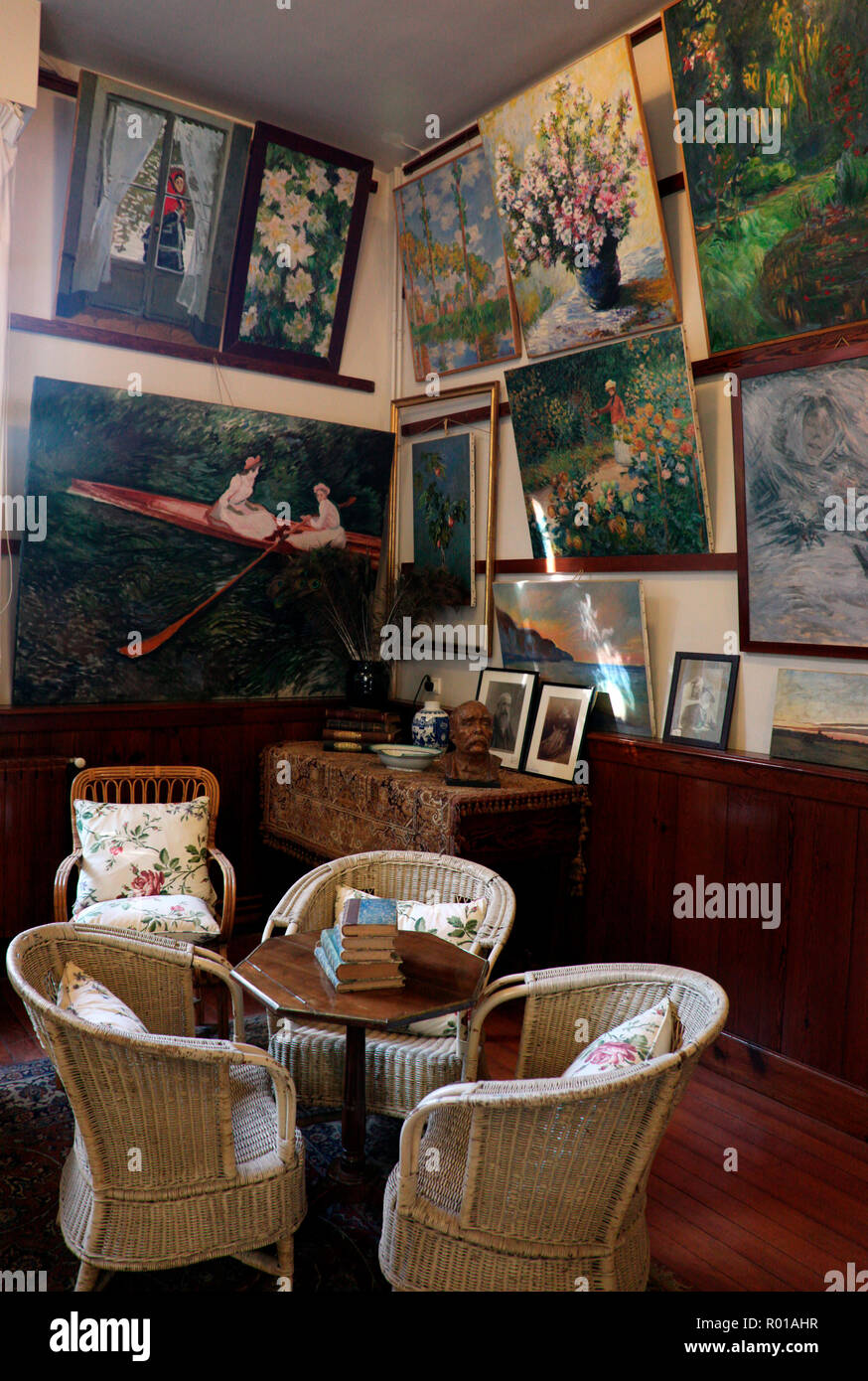 Wohnzimmer in Monets Haus Giverney mit Kopien seiner Bilder Stockfoto
