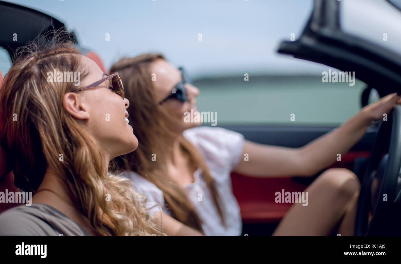Junge Frauen in einem Cabrio. Stockfoto