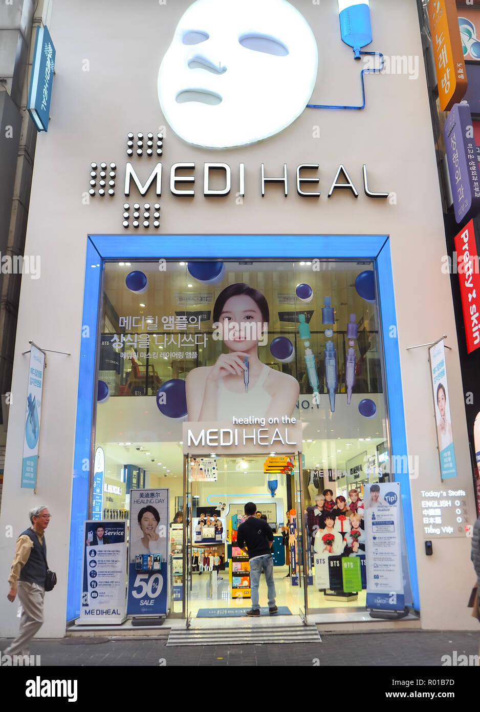 Oktober 2018 - Seoul, Südkorea: Flagship Store Storefront des Südkoreanischen medizinische Hautpflegemarke Mediheal in Myeongdong, Einkaufsviertel Stockfoto