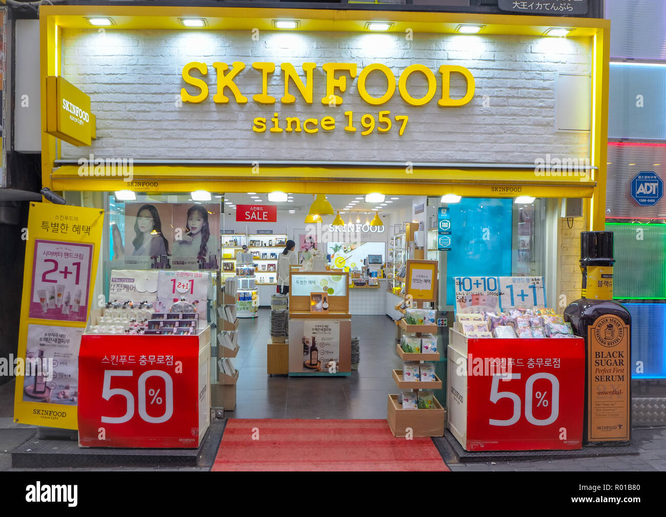 Oktober 2018 - Seoul, Südkorea: Schaufenster der Südkoreanischen Hautpflege und Kosmetik Marke Skinfood in Myeongdong Shopping District in Seoul Stockfoto