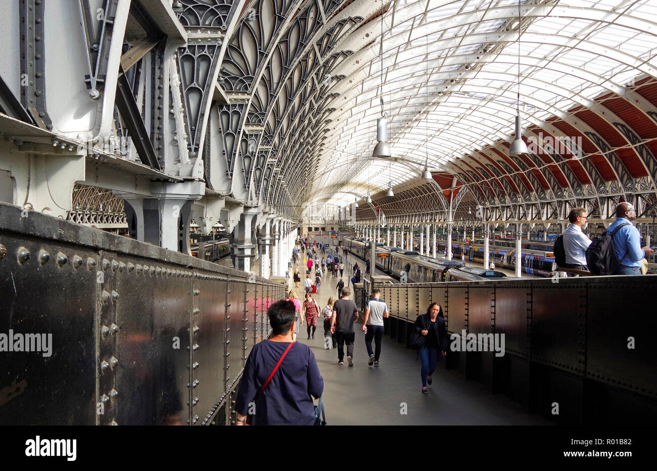 Der Innenraum von der Paddington Station entfernt, das London Endstation von der Brunel Great Western Railway von der Rampe der Hammersmith&City Linie gesehen. Stockfoto