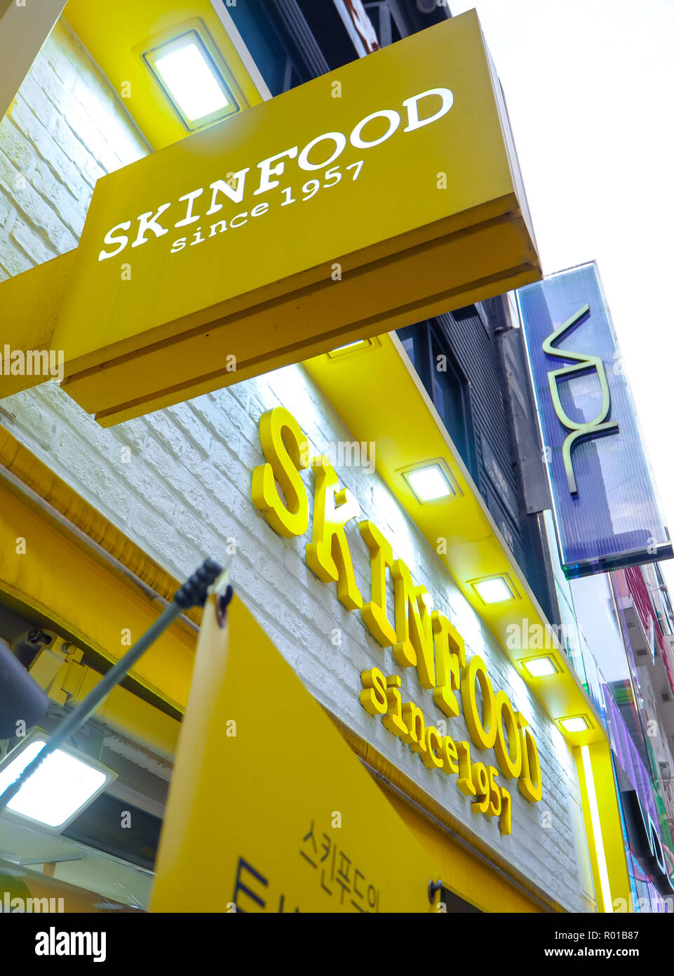 Oktober 2018 - Seoul, Südkorea: Gelbes logo und Schaufenster des Südkoreanischen skine Pflege und Kosmetik Marke Skinfood Stockfoto