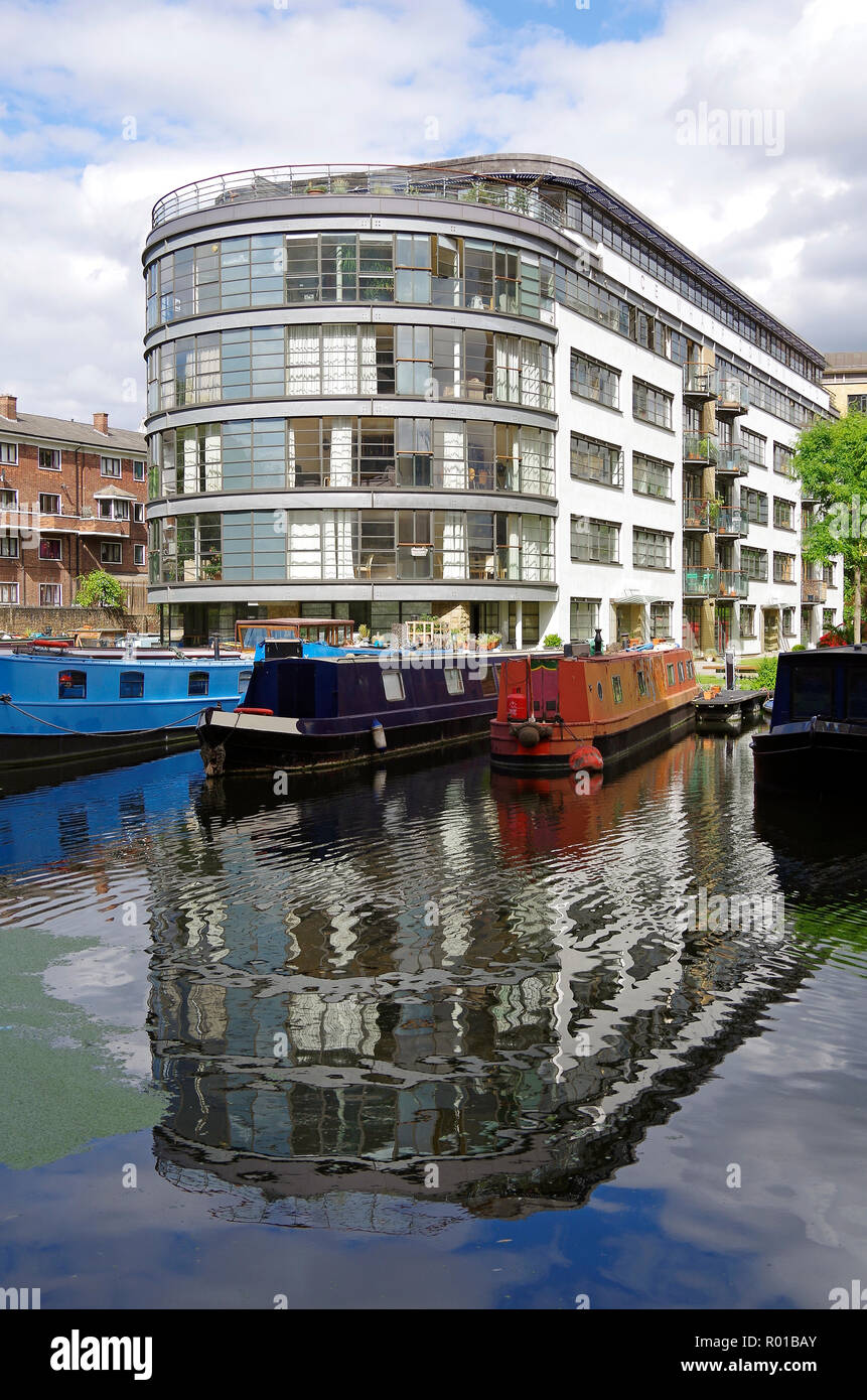 Verschiedene Kanalboote in Battlebridge Becken, das Regent's Canal, in einem Bereich, in dem revitalisierten Industrie- und Kanal verwenden, in der Kings Cross Bereich Stockfoto