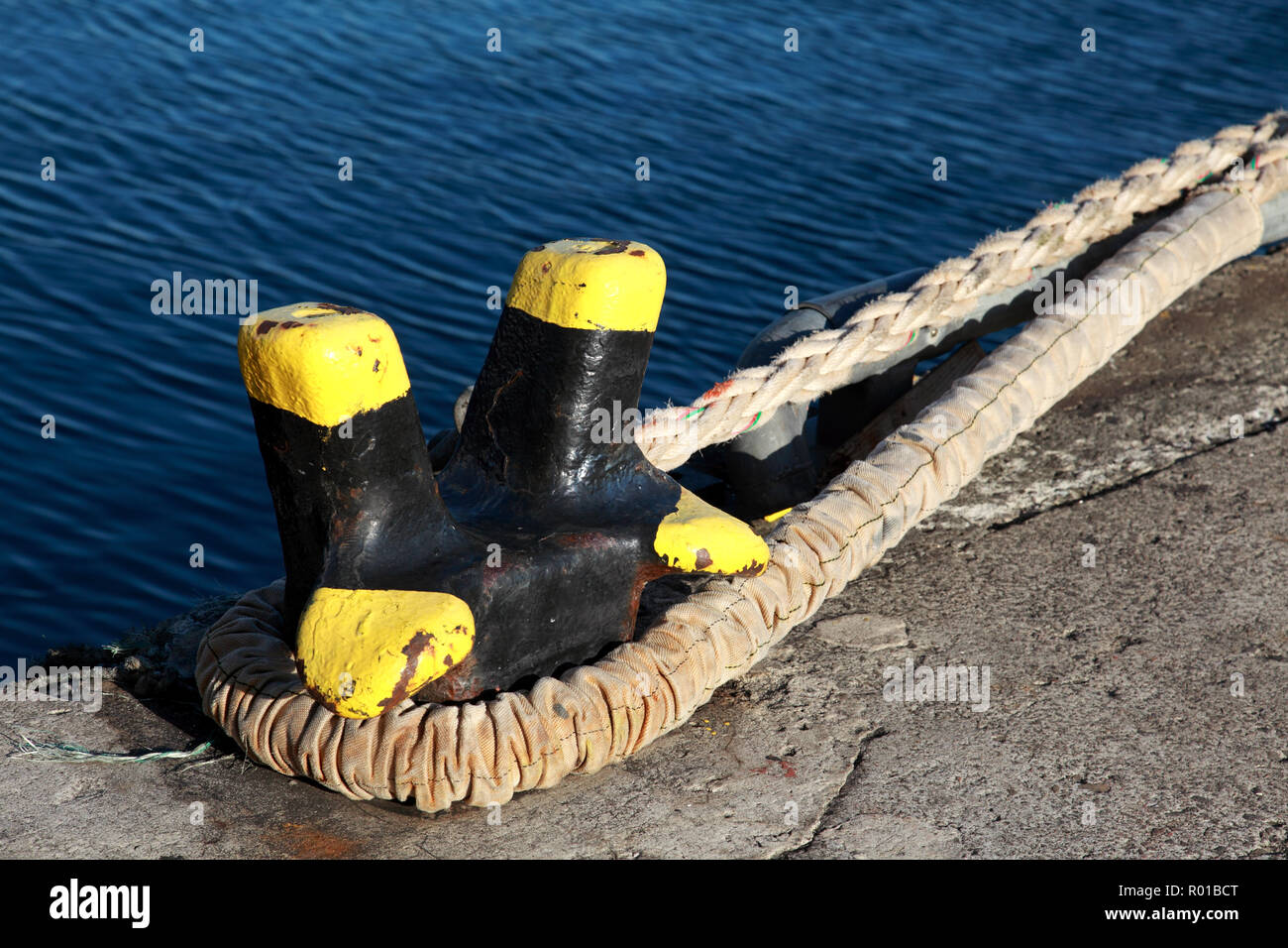 Seile runden einer Winde in den Hafen von Stromness, Orkney, Schottland Stockfoto