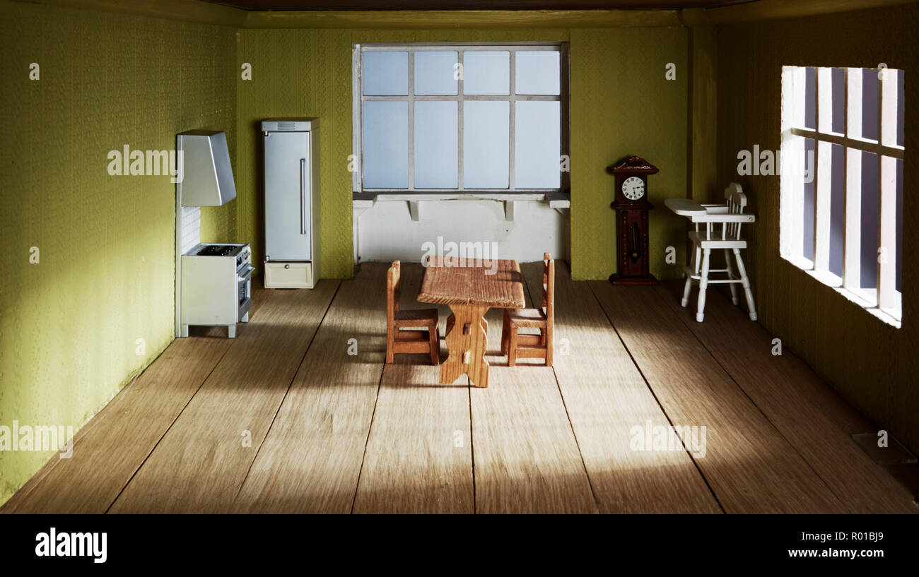 In einem Puppenhaus mit Küchentisch, Herd, Kühlschrank und Babys Hochstuhl Stockfoto