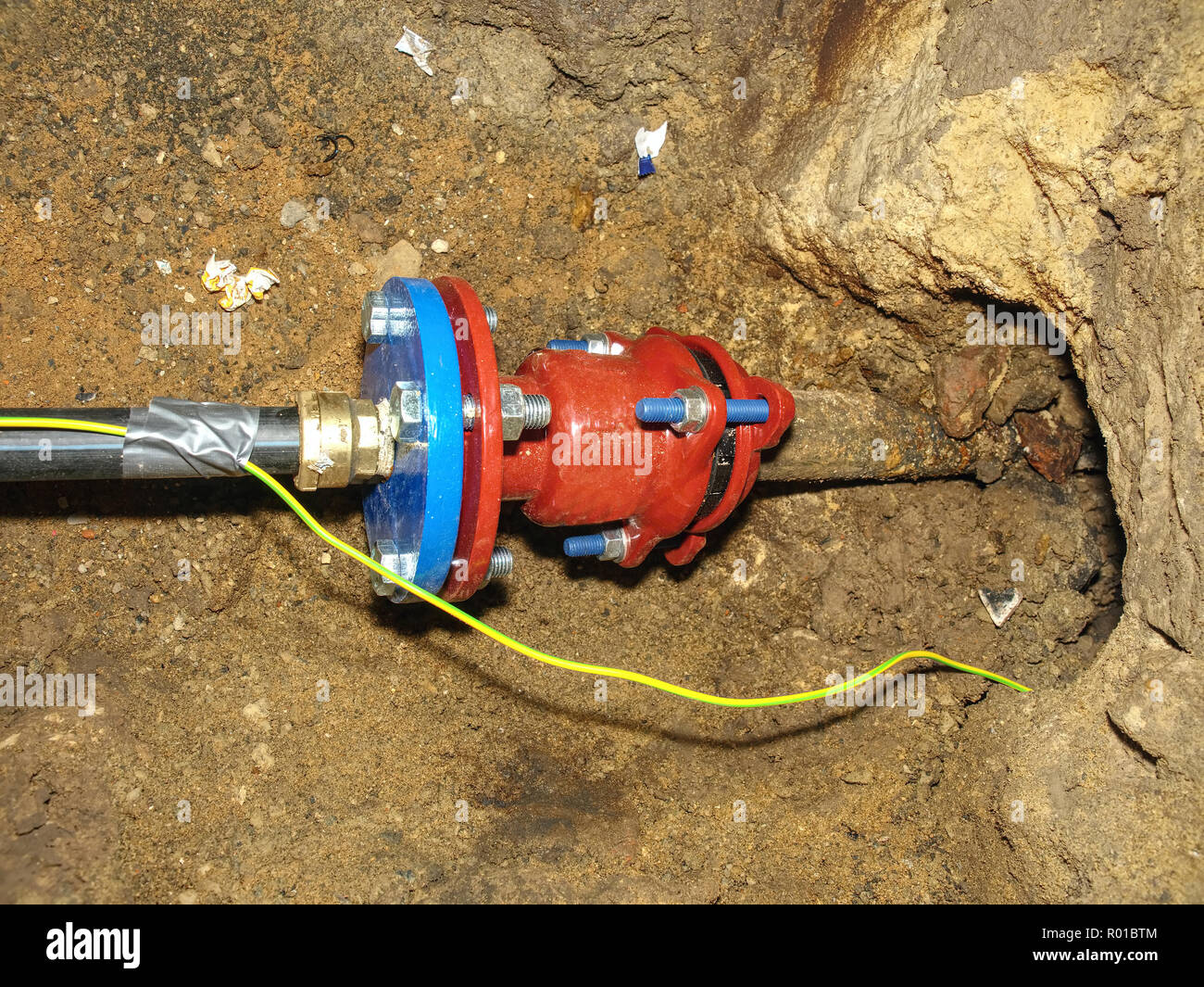 Regionale Landliche Wasserversorgung Pipeline In Einen Graben Sanitar Und Wasserversorgung Armaturen Gemeinsame Hauser Linien Mit Stadt Pipeline Stockfotografie Alamy