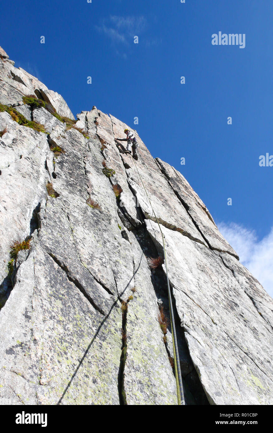 Bergführer Kletterer auf einem steilen Granit Route in den Alpen der Schweiz an einem schönen Tag Stockfoto