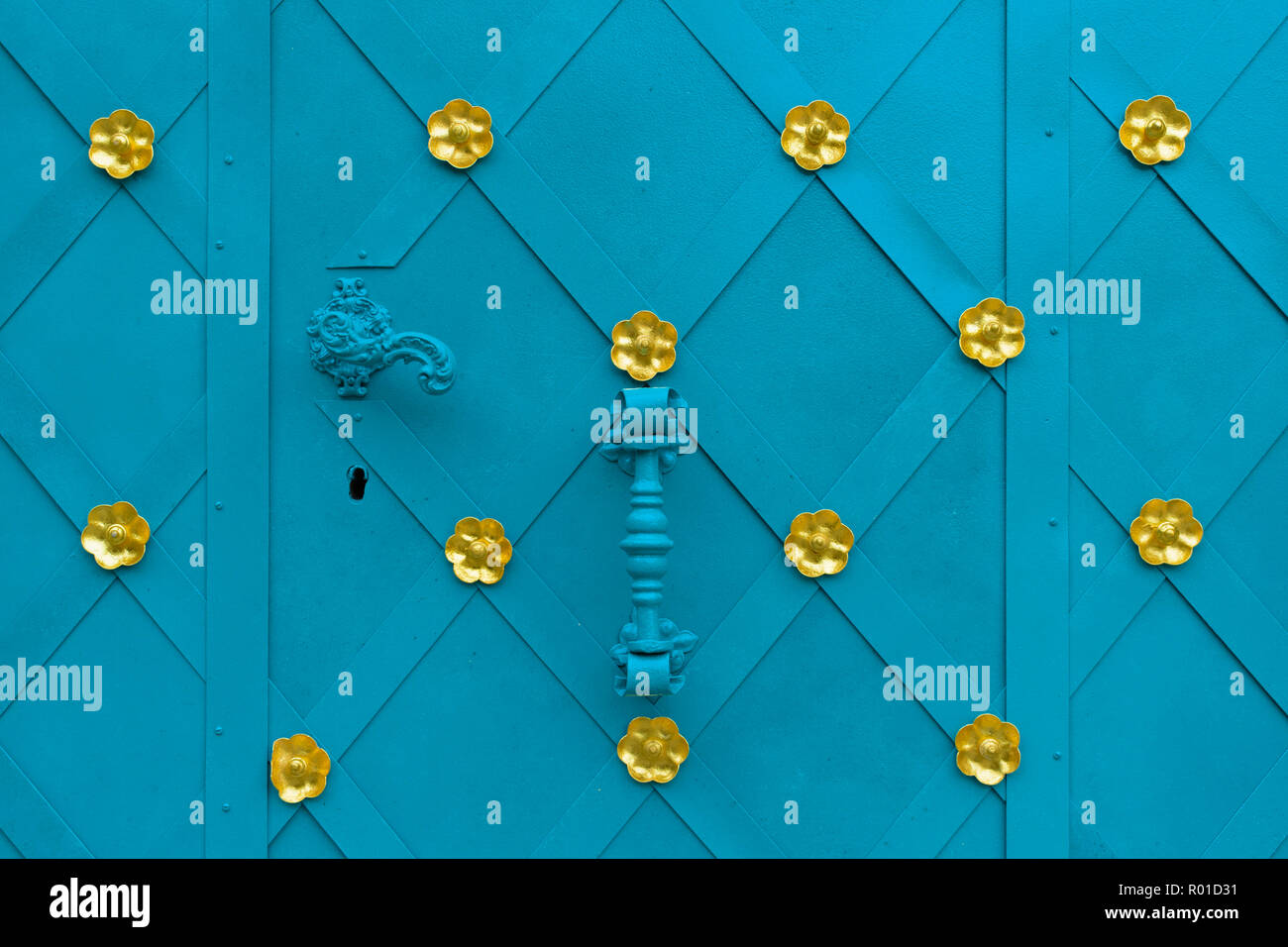 Dekoriert blaue Tür der Katholischen Kirche von Kahlenberg, Wien Stockfoto