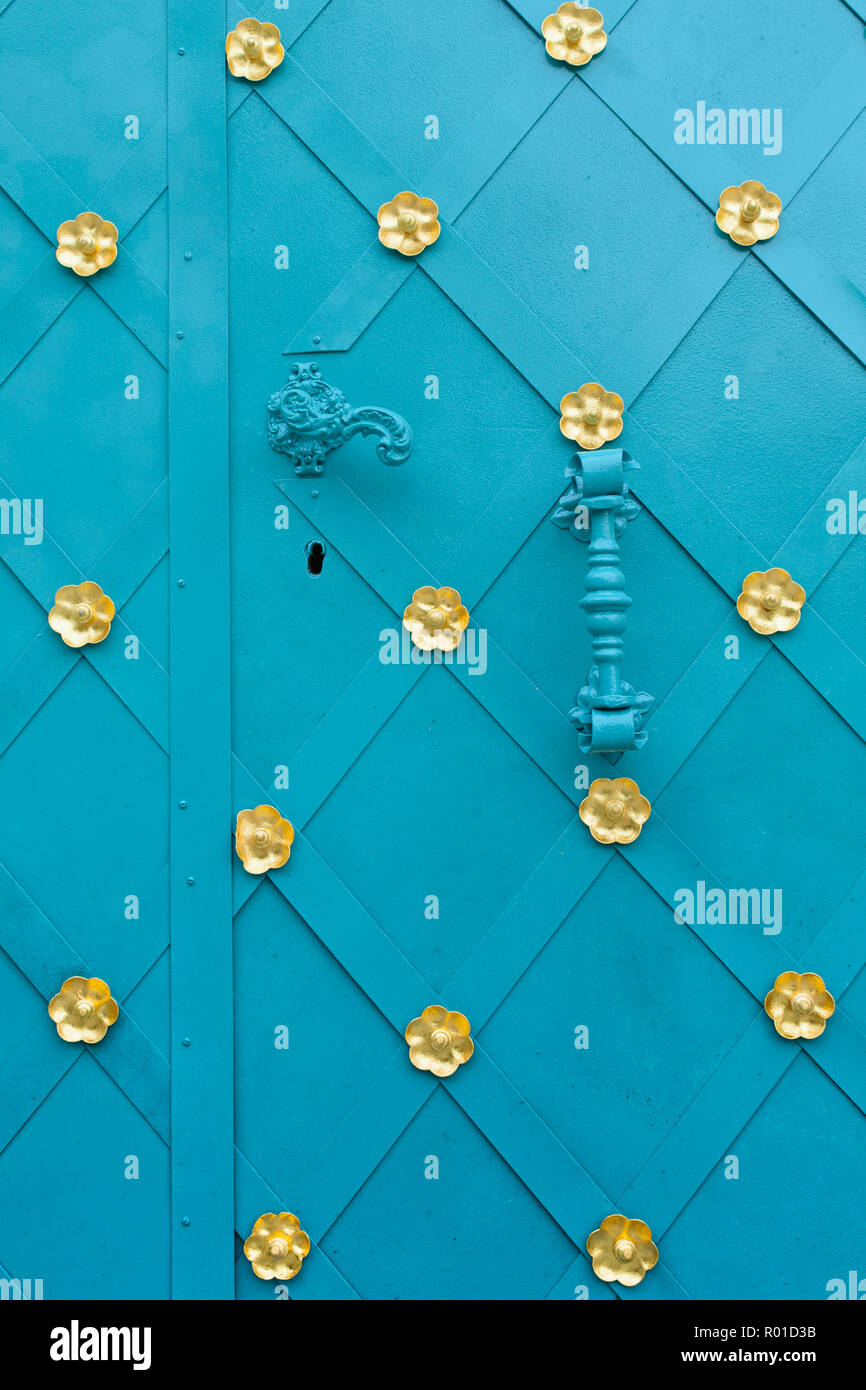 Dekoriert blaue Tür der Katholischen Kirche von Kahlenberg, Wien Stockfoto