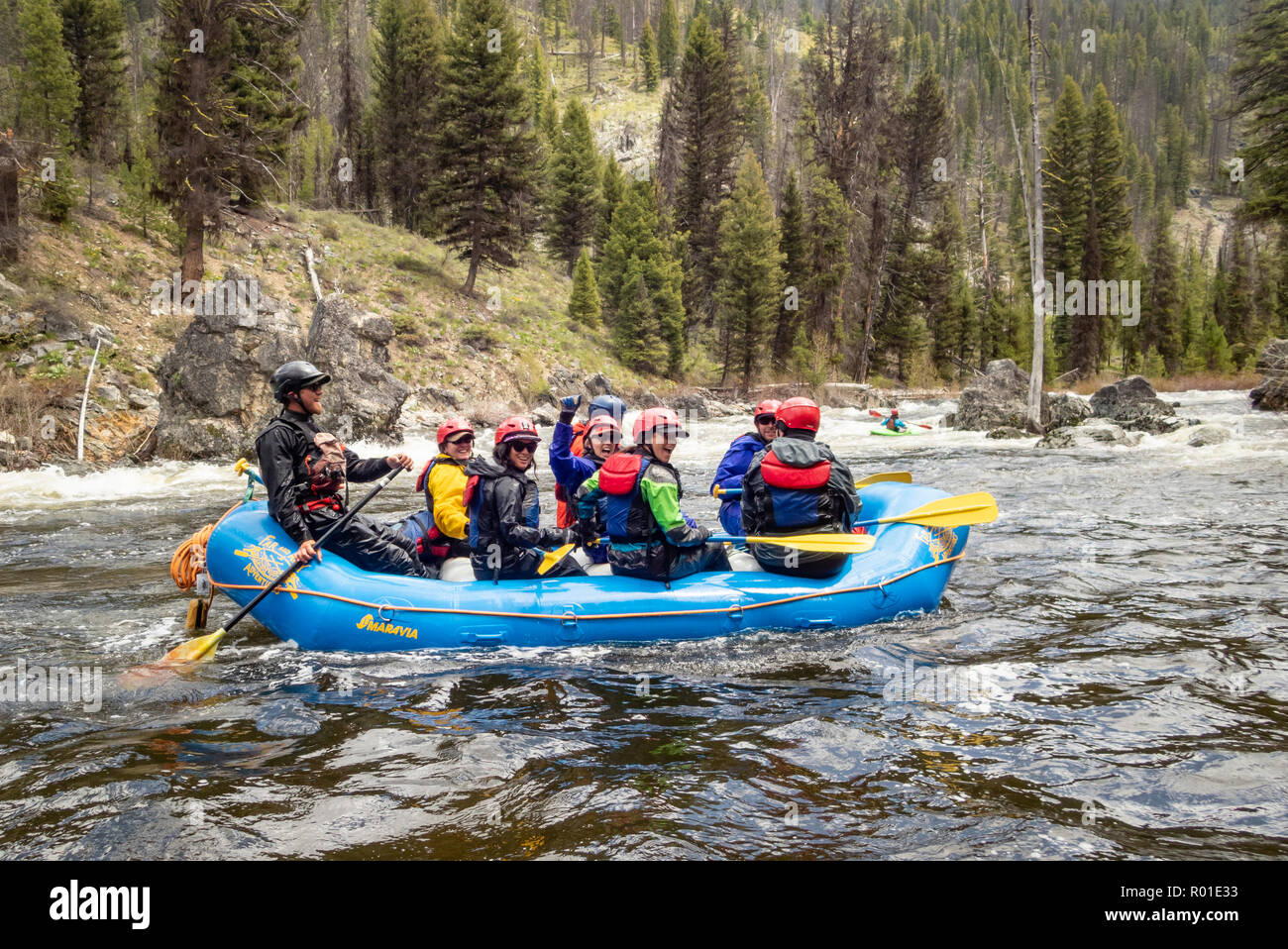 Gruppe von Menschen in einem aufblasbaren Floß floating der mittleren Gabel Salmon River in Idaho mit weitem Abenteuer. Stockfoto
