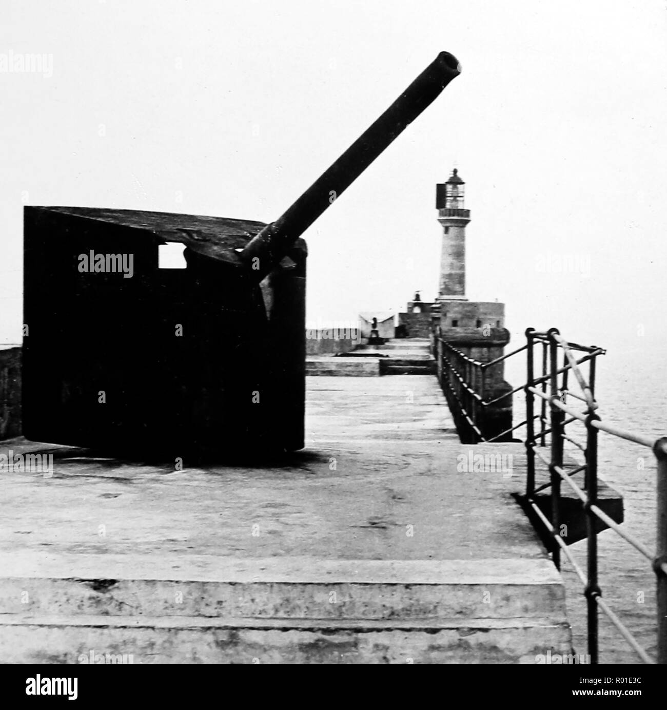 Ein deutsches Gewehr auf der Zeebrugge Mole während des Ersten Weltkriegs Stockfoto
