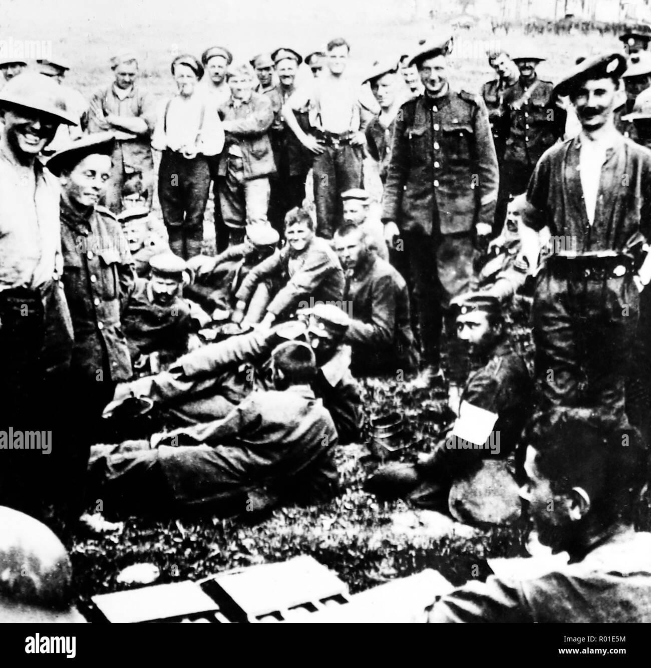 Britische und deutsche Truppen nach der Schlacht, Menin Straße, Ypres während des Ersten Weltkrieges Stockfoto