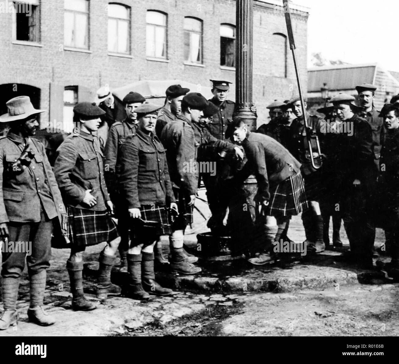 Seaforth Highlanders Trinkwasser an La Gorgue während des Ersten Weltkriegs Stockfoto