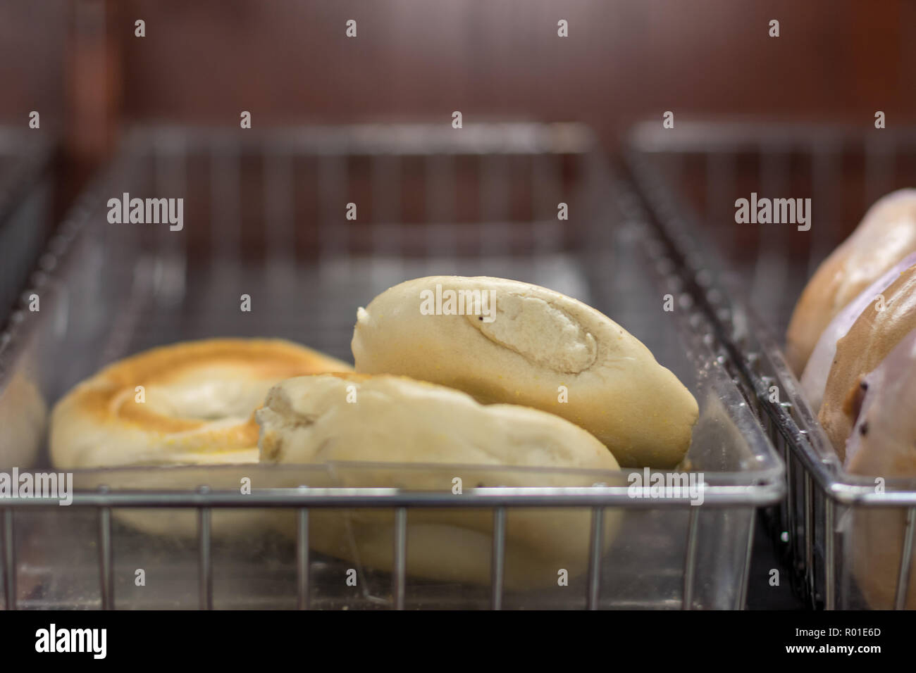 Frisch gebackene Bagels in einem lokalen Bäckerei. Stockfoto