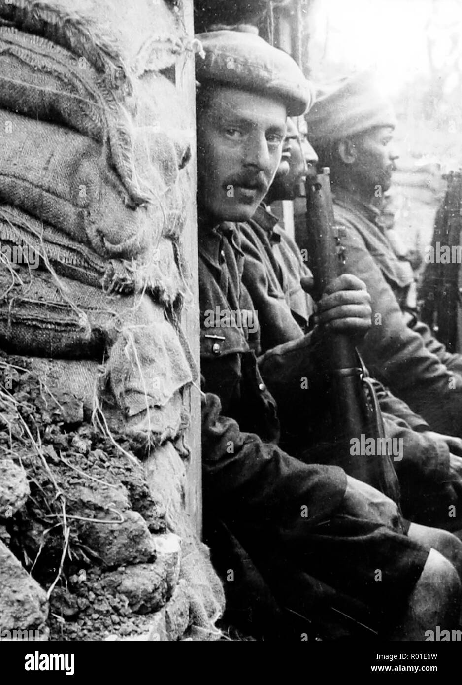 Ein Black Watch Soldat in einem Graben während des Ersten Weltkriegs Stockfoto