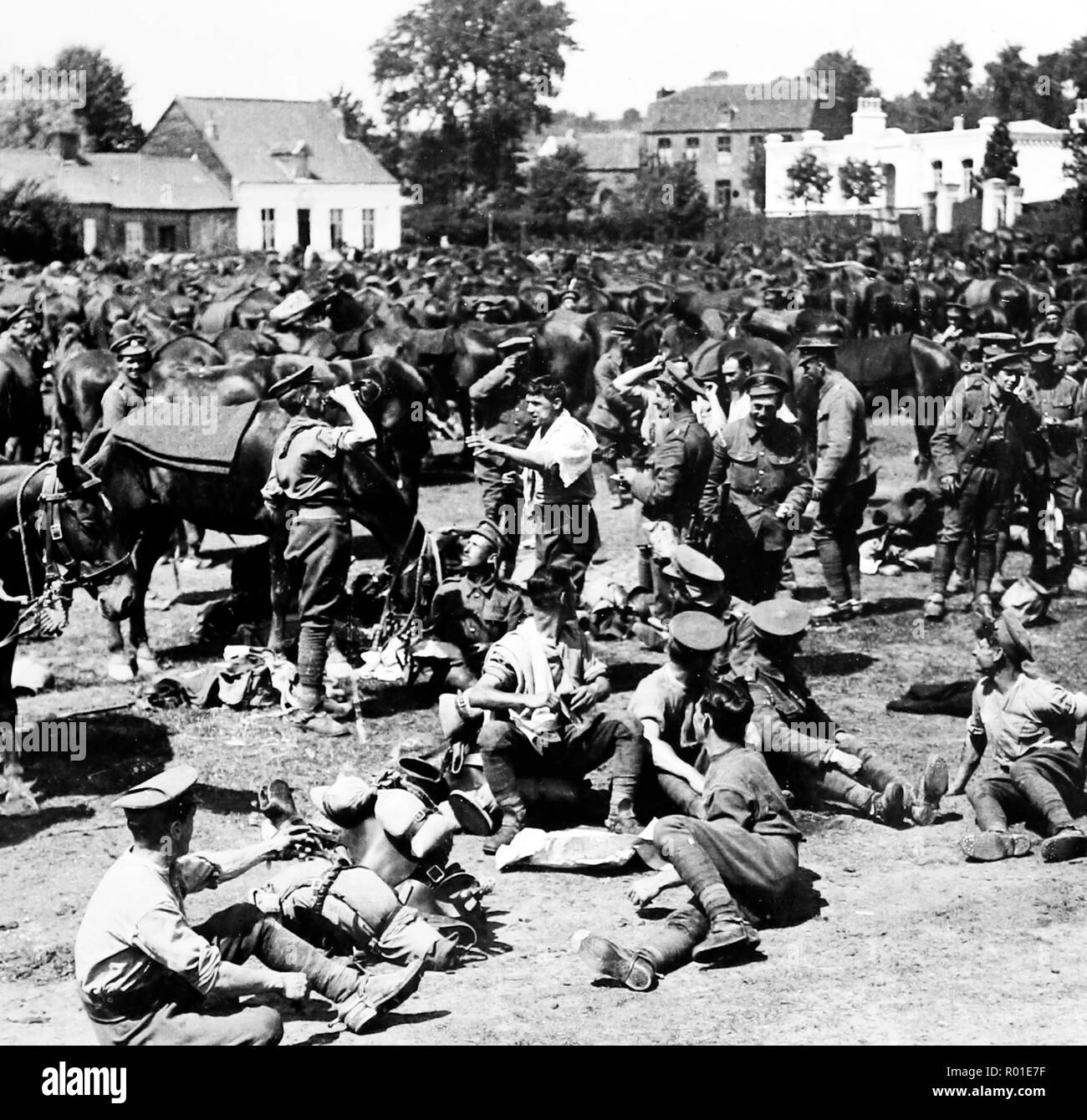 Britische Kavallerie in einem französischen Dorf während des Ersten Weltkriegs ruht Stockfoto