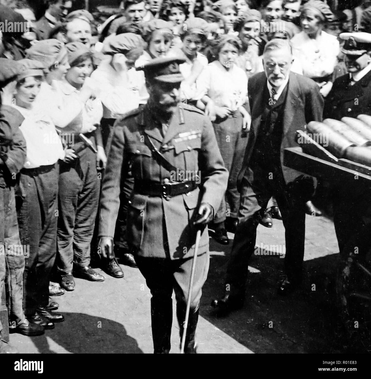 King George V mit munitionsarbeiter im Holmes und Co im Rumpf während des Ersten Weltkriegs Stockfoto