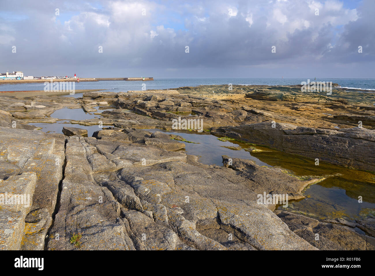 An der felsigen Küste von Guilvinec oder Le Guilvinec, eine Gemeinde im Département Finistère in der Bretagne in Frankreich Stockfoto