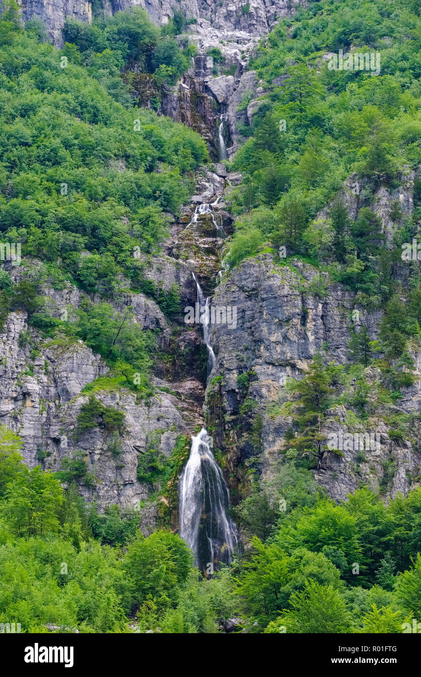 Wasserfall von Grunas, Ujëvara e Grunasit, in der Nähe von Theth, Nationalpark Theth, Albanischen Alpen, Prokletije, qark Shkodra, Albanien Stockfoto