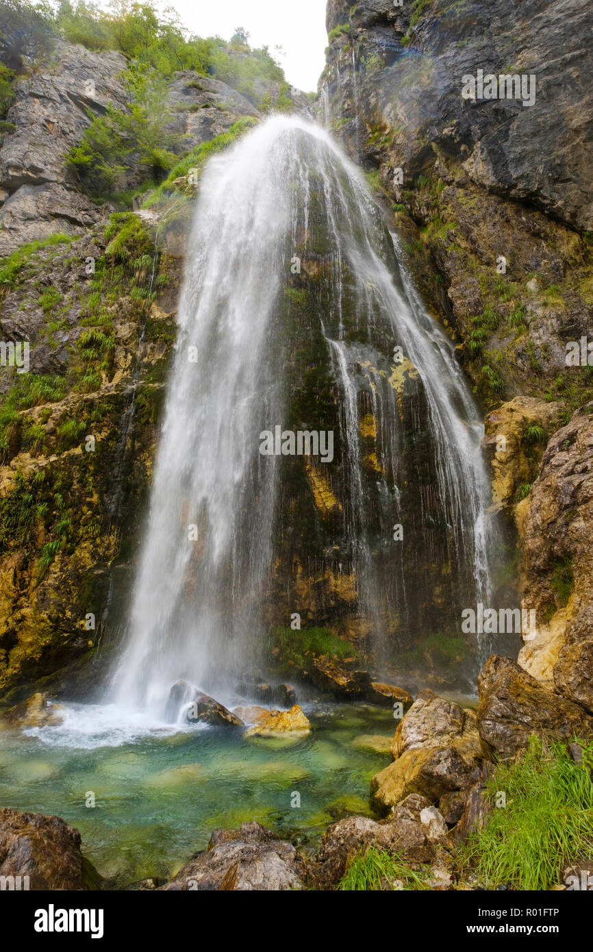 Wasserfall von Grunas, Ujëvara e Grunasit, in der Nähe von Theth, Nationalpark Theth, Albanischen Alpen, Prokletije, qark Shkodra, Albanien Stockfoto