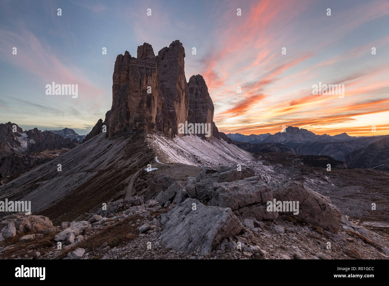 Blick von der Patternsattel zu den Drei Zinnen, Sonnenuntergang, Sextner Dolomiten, Südtirol, Südtirol, Italien Stockfoto