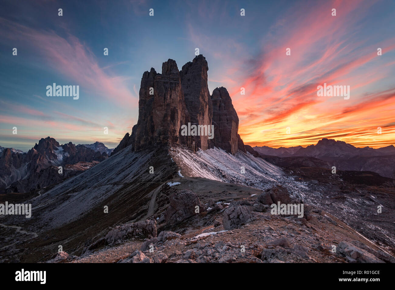 Blick von der Patternsattel zu den Drei Zinnen, Sonnenuntergang, Sextner Dolomiten, Südtirol, Südtirol, Italien Stockfoto