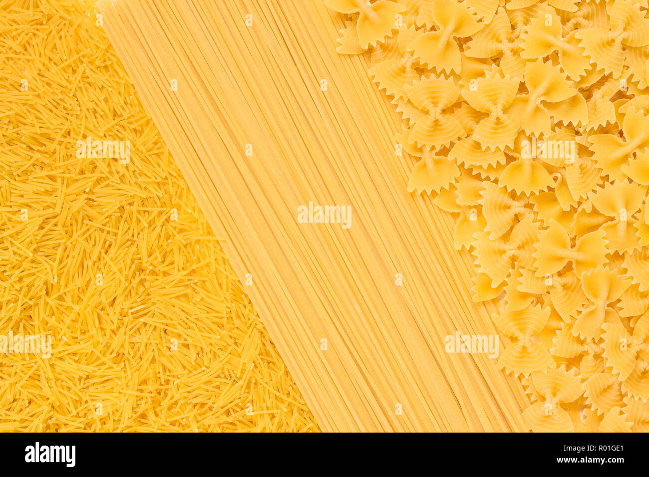 Verschiedene Arten von Pasta. Suppe, Nudeln, Spaghetti, Farfalle, auch bekannt als Bow-tie, oder Schmetterling Pasta. Essen Hintergrund. Stockfoto