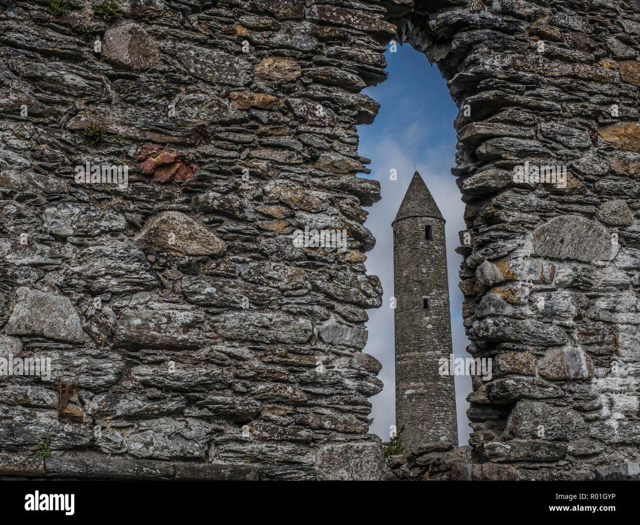Runder Turm im Kloster Glendalough, County Wicklow, Irland Stockfoto