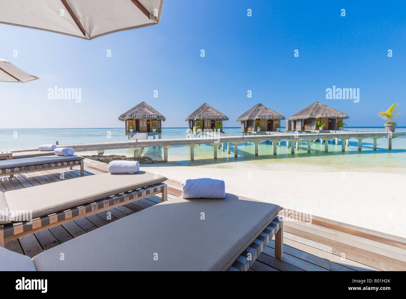 Luxus Water Villas Malediven, tropisches Resort oder Hotel Hintergrund. Exotische Reiseziel und Stockfoto