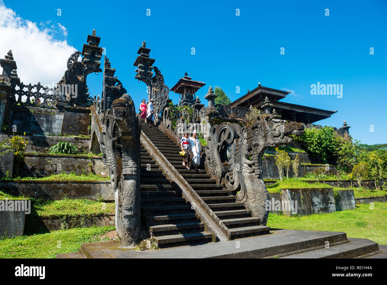Balinesische Gläubigen gehen Sie die Treppe, der Mutter Tempel, Besakih Tempel Pura Besakih Penetaran Agung, Bali Hinduismus, Banjar Besakih Stockfoto