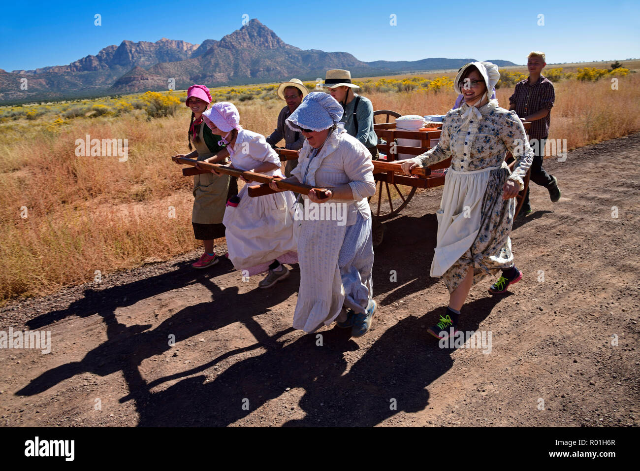 Mormonen mit Leiterwagen die rauen Bedingungen der Kolonisierung des amerikanischen Westens, Hurricane, Utah, USA neu erstellen Stockfoto