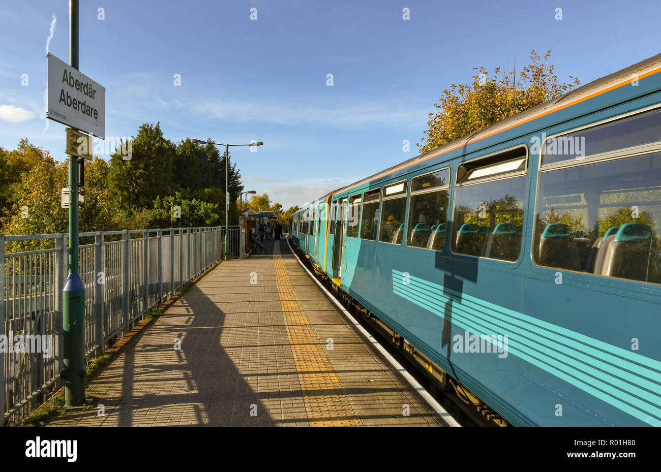 ABERDARE, WALES - Oktober 2018: S-Bahn anreisen, auf der einzigen Plattform auf dem Bahnhof in Aberdare. Stockfoto